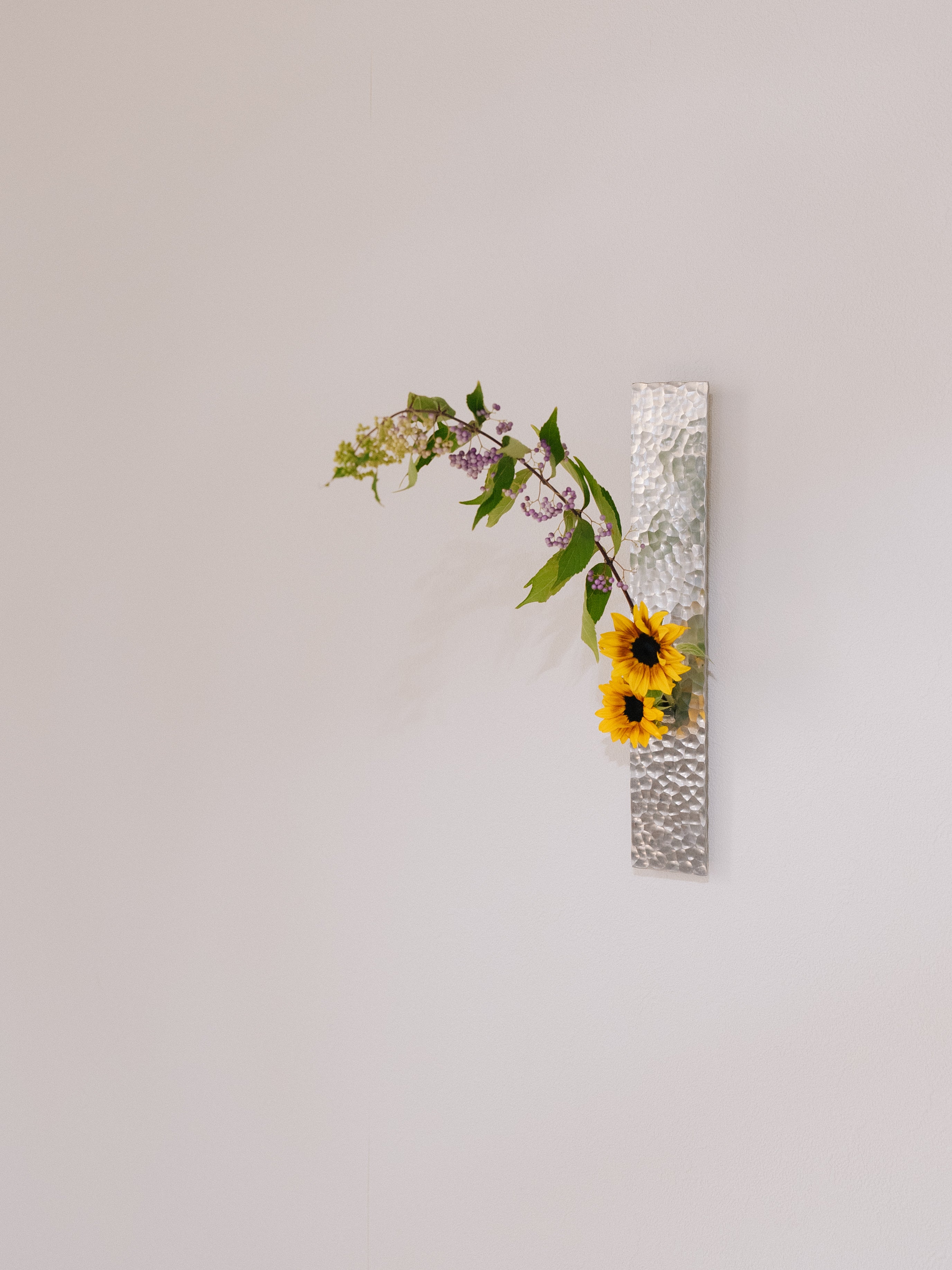 アルミ槌目加工一輪挿し 壁掛け・短冊(全国送料無料)