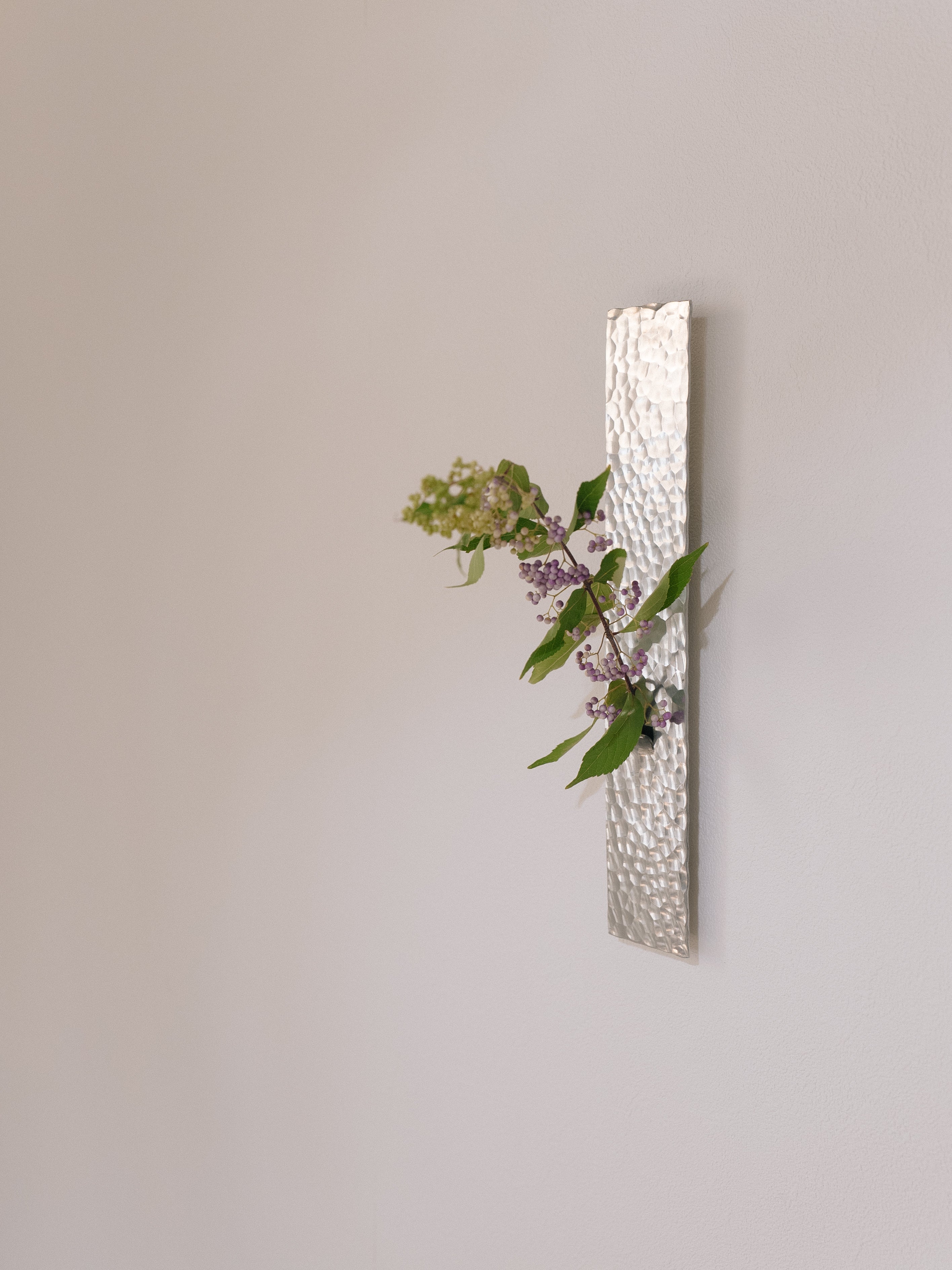 アルミ槌目加工一輪挿し 壁掛け・短冊(全国送料無料)