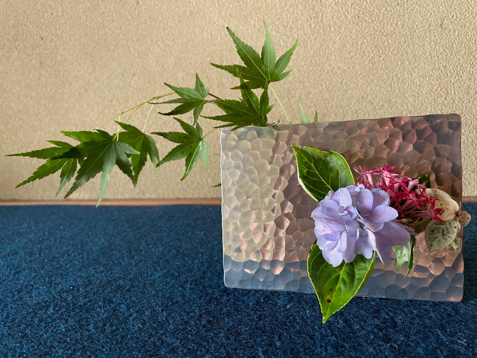 アルミ槌目加工一輪挿し(置型・長方形)高さ約10cm×幅約13.5cm(全国送料無料)
