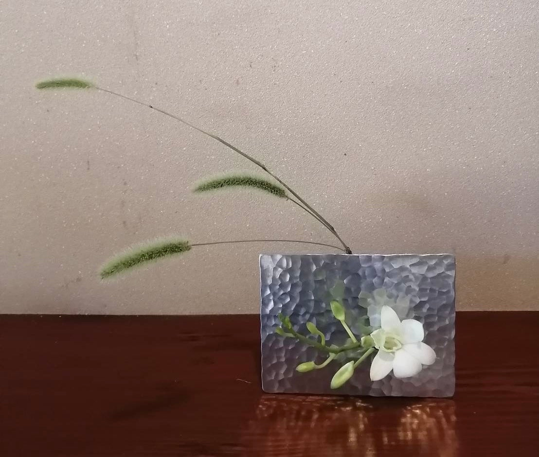 アルミ槌目加工一輪挿し(置型・長方形)高さ約10cm×幅約13.5cm(全国送料無料)